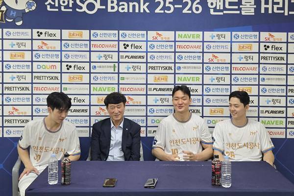 사진 신한 SOL Bank 25-26 핸드볼 H리그 남자부 정규리그 우승에 이어 챔피언 결정전 우승으로 창단 20년 만에 첫 통합 우승을 일궈낸 인천도시공사 이요셉, 장인익 감독, 박영준, 김진영(왼쪽부터)