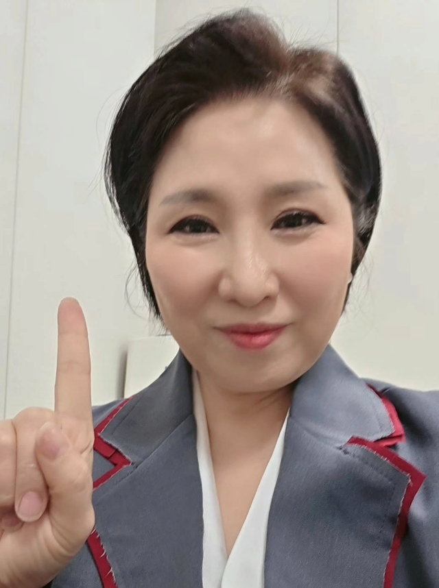 상담전문가 이호선 교수가 논란에 대한 입장을 밝힌 뒤, 전혀 다른 결의 글로 다시 주목받고 있다.사진=이호선 sns