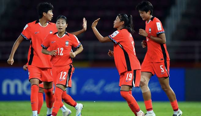(서울=뉴스1) = 12일(한국시간) 태국 탐마삿 스타디움에서 열린 2026 아시아축구연맹(AFC) 여자 U-20 아시안컵 8강전 대한민국과 태국과의 경기, 대한민국 박주하(19번)가 연장 후반 1분 역전골을 성공시킨 후 동료들과 기쁨을 나누고 있다.   120분 연장 혈투 끝에 2대1로 승리하며 4강 진출에 성공한 U-20 여자 대표팀은 이번 대회 상위 4개 팀에 주어지는 2026 폴란드 U-20 여자 월드컵 본선 출전권까지 획득, 3회 연속 월드컵에 나서게 됐다.   대한민국은 오는 15일 오후 6시(한국시간) 빠툼타니 스타디움에서 열리는 북한과의 4강전을 통해 결승 진출을 노린다. (AFC 홈페이지 캡처, 재판매 및 DB 금지) 2026.4.13/뉴스1  Copyright (C) 뉴스1. All rights reserved. 무단 전재 및 재배포,  AI학습 이용 금지. /사진=(서울=뉴스1)