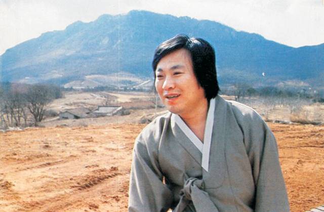 이문열 작가의 1987년 모습. 소설 ‘사람의 아들’을 장편으로 개작한 직후이다. ‘젊은 날의 초상’(1981), ‘황제를 위하여’(1982), ‘영웅시대’(1984), ‘추락하는 것은 날개가 있다’(1987) 등의 작품이 잇달아 베스트셀러가 되며 “이문열 이름만 들어가도 책이 나간다”는 우스갯소리가 돌던 때였다.  ⓒ이재유