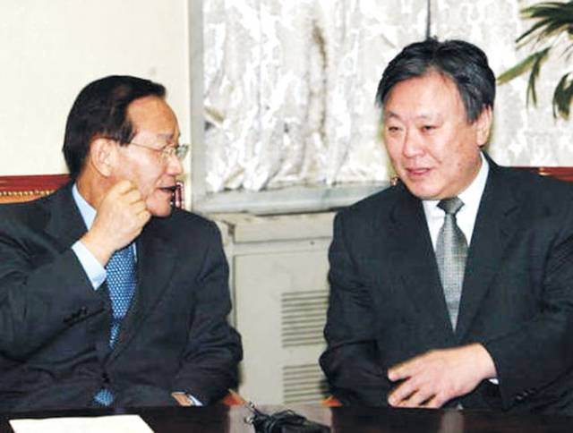 2003년 한나라당 공천심사위원 이문열(오른쪽)이 당시 당 대표 최병렬과 담소하고 있다.