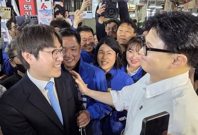 ６·3 지방선거와 함께 치러지는 부산 북갑 보궐선거에 출마한 하정우 전 청와대 AI 수석과 한동훈 전 국민의힘 대표가 부산 북구 구포시장에서 유세를 펼치던 중 만나 인사하고 있다. 연합뉴스