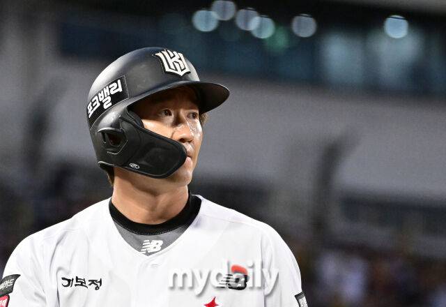 2026년 4월 30일 오후 경기도 수원KT위즈파크에서 열린 '2026 신한 SOL KBO리그' LG 트윈스와 KT 위즈의 경기. KT 김민혁이 2회말 2사 만루서 우익수 플라이 아웃을 당한 뒤 아쉬워하고 있다./마이데일리