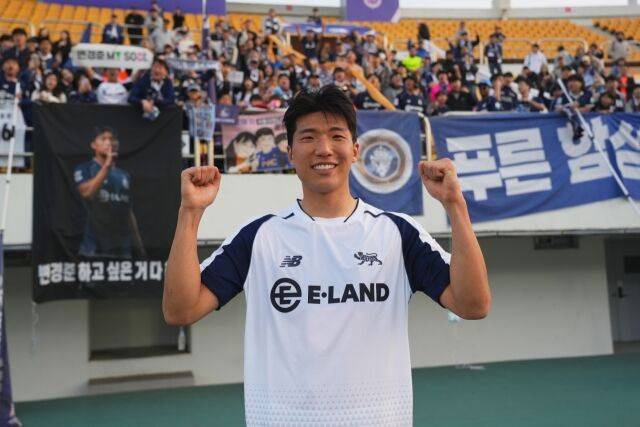서울 이랜드가 3일 목동종합운동장에서 열린 김포FC와 10라운드 홈 경기에서 2-1로 승리했다. 서울 이랜드 변경준이 지난달 11일 멀티골을 넣은 뒤 기념 촬영을 하고 있다./서울 이랜드 제공