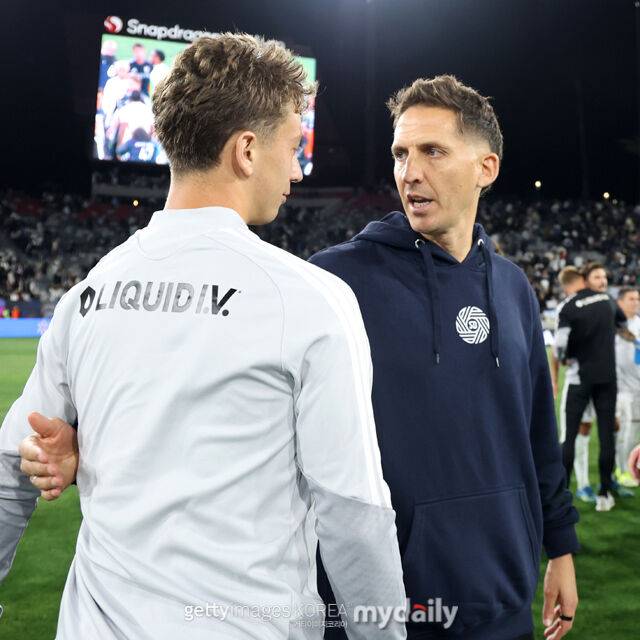 샌디에이고의 바라스 감독(오른쪽)이 2026년 5월 미국 샌디에이고에서 열린 2026시즌 MLS 경기가 끝난 후 LAFC 선수들과 인사를 나누고 있다./게티이미지코리아