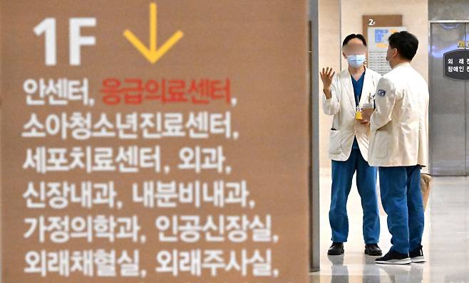 서울 서초구 서울성모병원에서 의사들이 대화를 나누고 있다. 임세준 기자