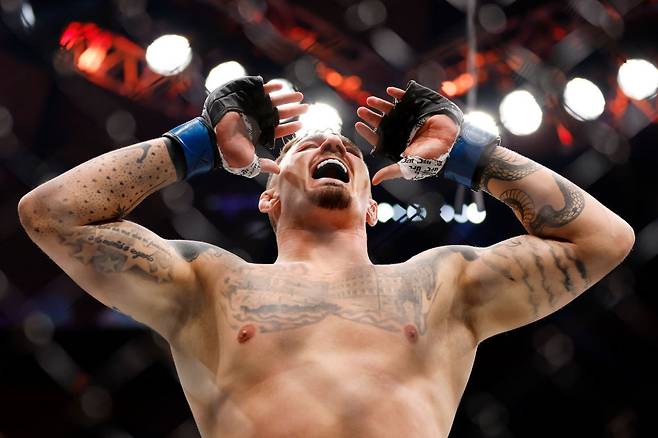지난 2023년 UFC 295에서 세르게이 파블로비치를 꺾고 환호하는 톰 애스피널. [게티이미지]