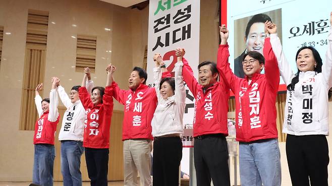 오세훈(왼쪽에서 네번째) 6·3 지방선거 국민의힘 서울시장 후보와 조은희(〃다섯번째) 국회의원, 전성수(〃여섯번째) 서초구청장 후보가 2일 백석예술대 교육동 백석아트홀에서 열린 ‘국민의힘 서초갑 필승 결의대회’에서 ‘필승’을 외치고 있다. 전성수 후보 선거사무소 제공