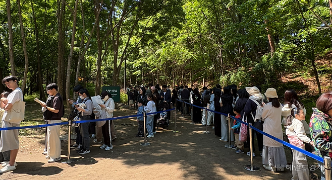 4일 오전 10시께 서울 성동구 서울숲 안에 마련된 포켓몬 시크릿 포레스트 입장을 기다리는 사람들. 정주원 기자