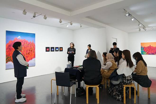 26일 '2026 다이브 인투 코리안 아트: 갤러리즈 인 서울' 프로그램에 참여한 해외 아트페어 관계자들이 이화익 갤러리를 방문하여 안두진 작가의 작품을 감상하고 있다.                                   사진(재)예술경영지원센터 제공. *재판매 및 DB 금지