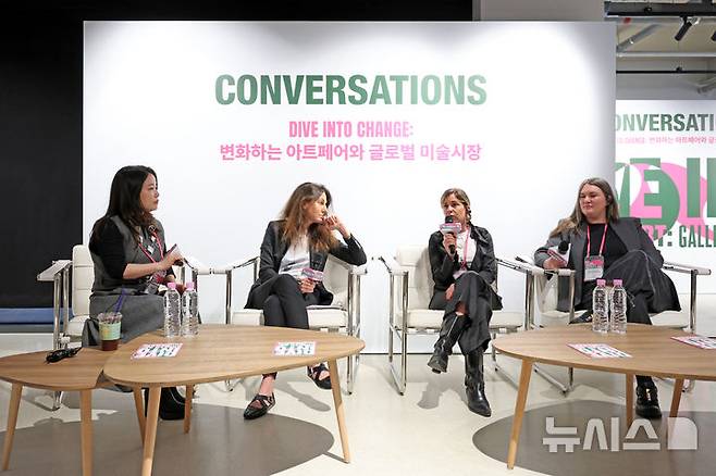 [서울=뉴시스] 박진희 기자 = 김율희 캔버스 컨클레이브 아트 대표, 알렉산드라 팡(Alexandra Fain) 아시아 나우 칭립 디렉터, 클라라 안드라데 페레이라(Clara Andrade Pereira)언타이틀드 아트페어 총괄 디렉터, 케이트 시에르즈푸토프스키(Kate Sierzputowski) 엑스포 시카고 디렉터가 27일 서울 용산구 페츠에서 문화체육관광부와 (재)예술경영지원센터 주최한 ‘다이브 인투 코리안 아트: 갤러리즈 인 서울(Dive into Korean Art: Galleries in Seoul)’ 토크 프로그램 'CONVERSATION'에 참석하여 '전환기의 아트페어: 새로운 도전과 지속가능한 성장 전략'을 주제로 토론하고 있다. 2026.04.27. pak7130@newsis.com