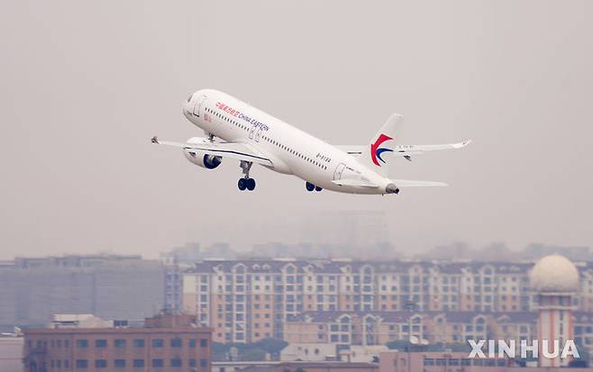 [상하이=신화/뉴시스] 중국동방항공의 C919 대형 여객기가 2022년 12월26일 상하이 훙차오 국제공항에서 이륙하고 있다. 2026.05.04.