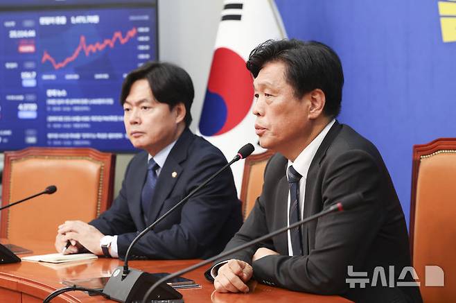 [서울=뉴시스] 김근수 기자 = 조승래 더불어민주당 사무총장이 4일 서울 여의도 국회 더불어민주당 당대표 회의실에서 제9회 전국지방동시선거 D-30 관련 취재진 질문에 답하고 있다. 2026.05.04. ks@newsis.com