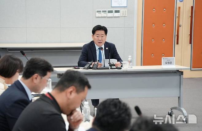 [제주=뉴시스] 오영훈 제주지사가 4일 오후 제주웰컴센터 3층 대회의실에서 '유류할증료 인상 및 항공좌석 감소 대응 특별 점검회의'를 주재하고 있다. (사진=제주도 제공) 2026.05.04. photo@newsis.com *재판매 및 DB 금지