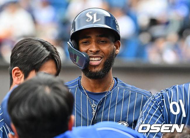 [OSEN=대구, 이석우 기자] 12일 대구삼성라이온즈파크에서 2026 신한 SOL KBO 리그 삼성 라이온즈와 NC 다이노스의 경기가 열렸다. 홈팀 삼성은 원태인이, 방문팀 NC는 토다가 선발 출전했다. 삼성 라이온즈 디아즈가 2회말 무사 1루 구자욱의 좌중간 1타점 3루타때 득점을 올리고 하이파이브를 하고 있다. 2026.04.12 / foto0307@osen.co.kr