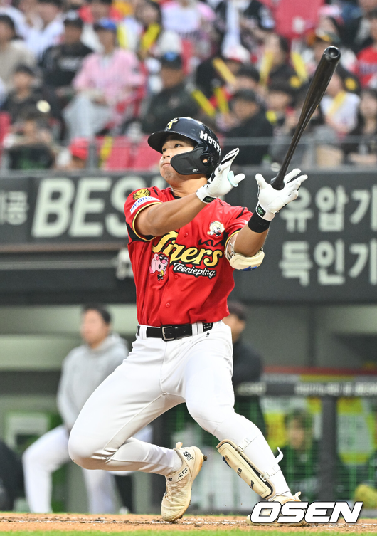 [OSEN=광주, 박준형 기자] 2일 오후 광주 북구 광주기아챔피언스필드에서 2026 신한 SOL KBO리그 KIA 타이거즈와 KT 위즈의 경기가 진행됐다.이날 KIA는 황동하를, KT는 오원석을 선발투수로 내세웠다.6회말 1사 1루 KIA 한승연이 1타점 적시 2루타를 날리고 있다. 이 안타는 한승연의 데뷔 첫 안타이다. 2026.05.02 / soul1014@osen.co.kr