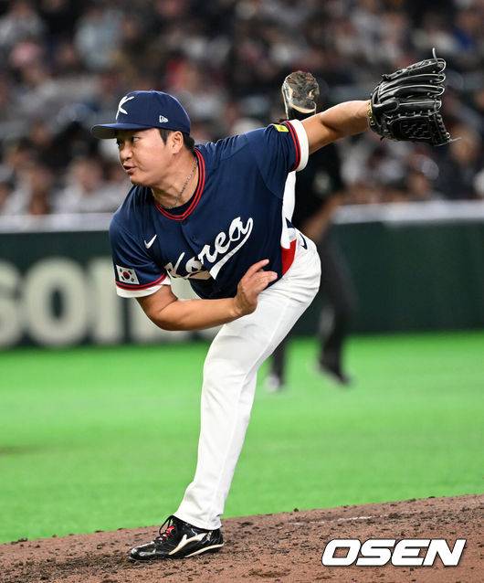 [OSEN=도쿄(일본), 손용호 기자] 7일 일본 도쿄돔에서 2026 월드베이스볼클래식(WBC) 조별리그 C조 대한민국과 일본의 경기가&nbsp;열렸다.한국은 잠수함 고영표, 일본은 좌완 기쿠치 유세이를 선발로 내세웠다. WBC에서 2006년 4강, 2009년 준우승을 차지한 한국은 이후 3개 대회(2013년, 2017년, 2023년)에서 연달아 1라운드를 통과하지 못하고 있다. 이번 대회에서는 8강 토너먼트 복귀를 목표로 대회에 임하고 있다. 지난 5일 체코와의 첫 경기에서는 11-4로 대승을 거두며 좋은 출발을 했다.&nbsp;6회말 한국 고우석이 역투하고 있다. 2026.03.07&nbsp;/spjj@osen.co.kr