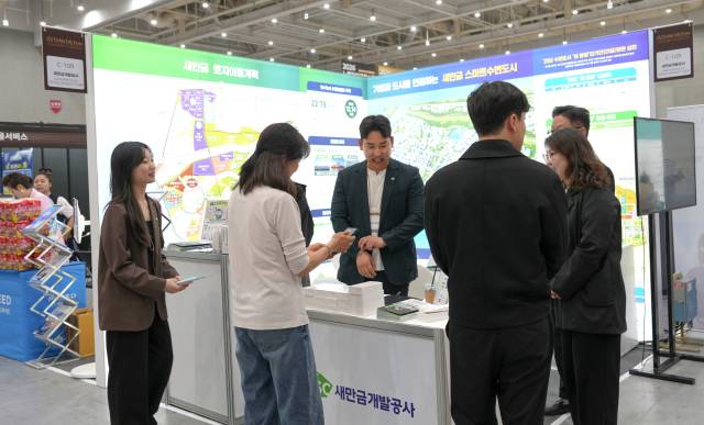 ▲이달 1일부터 3일까지 사흘간 수원컨벤션센터에서 개최된 새만금개발공사의 '2026 노블 라이프 페스타'에 중장년층 참가 열기가 후끈 달아 올랐다. ⓒ새만금개발공사