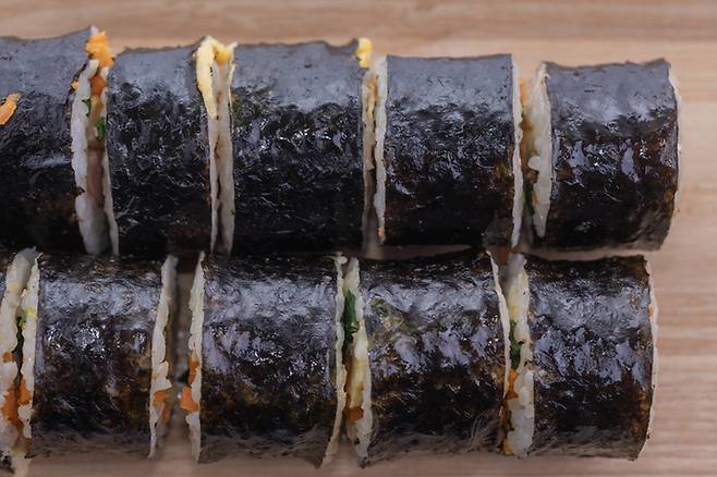 냉장고에 넣어둔 김밥이라도 안심은 금물이다. 조리 후 실온에 오래 노출된 김밥은 냉장 보관해도 식중독 위험이 남을 수 있다. 게티이미지