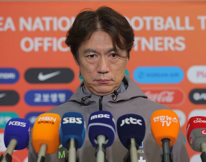 2026 국제축구연맹(FIFA) 북중미 월드컵 소집 전 마지막 평가전을 마치고 돌아온 대한민국 축구 국가대표팀 홍명보 감독이 지난 4월&nbsp;2일 인천국제공항 제2터미널을 통해 귀국해 취재진의 질문에 답하고 있다. 연합뉴스