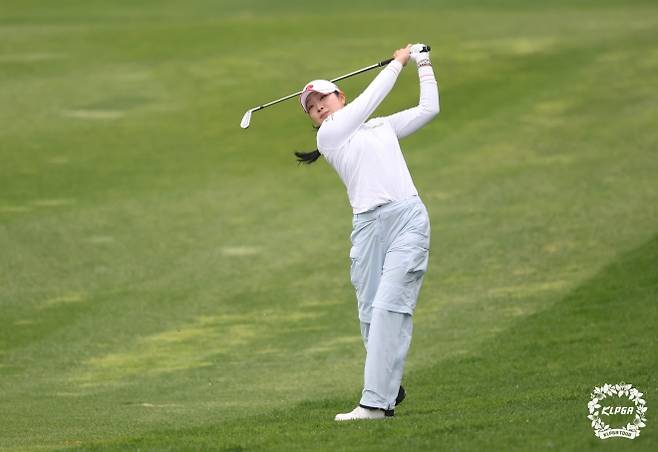 3일 경기에서 아이언으로 티샷하는 유현조. KLPGA 제공