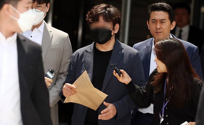 ‘묵묵부답’ - 인터넷 매체 ‘스카이데일리’ 기자가 지난해 5월 21일 오전 서울 서초구 서울중앙지방법원에서 ‘중국간첩 체포 보도 사건’과 관련 구속 전 피의자 심문(영장실질심사)를 마친 후 이동하고 있다.  뉴시스