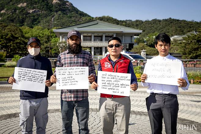 4월26일 서울 종로구 청와대 사랑채 앞에서 이주노동자들이 하고 싶은 말을 모국어로 쓴 종이를 들고 있다. 왼쪽부터 네팔 출신 포르카수스 씨(35), 방글라데시 출신 마문 씨(27), 우다야 라이 이주노조 위원장(67), 미얀마 출신 아웅진 씨(31). ⓒ시사IN 박미소