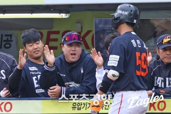 한화 허인서(오른쪽)가 지난 3일 대구 삼성전에서 홈런을 날린 뒤 더그아웃 동료들과 하이파이브하고 있다. 한화이글스 제공