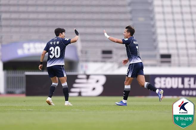 박창환(왼쪽)과 에울레르. /사진=한국프로축구연맹 제공