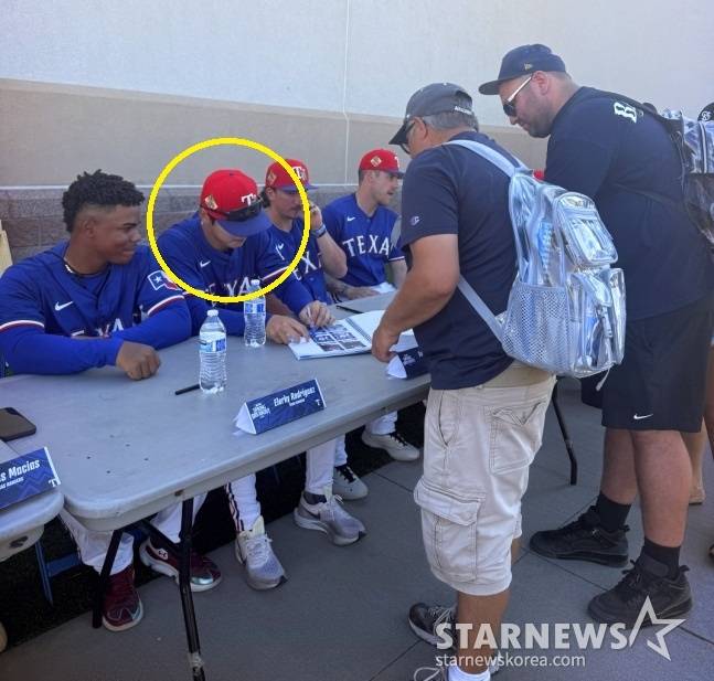 텍사스 김성준(노란색 원)이 지난 3월 미국 애리조나주에서 열린 2026 MLB 스프링 브레이크아웃 행사에서 현지 팬들에게 사인해주고 있다. /사진=김성준 관계자 제공