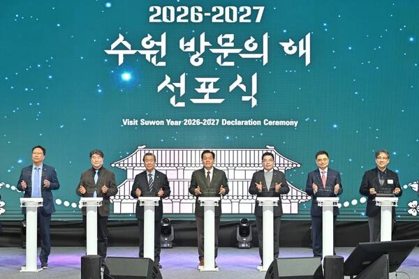 지난 3월 24일 수원 컨벤션센터에서 열린 수원방문의해 선포식에서 이재준 수원시장(가운데) 등이 수원 방문의 해 개막 퍼포먼스를 하고 있다.(사진제공=수원특례시청)