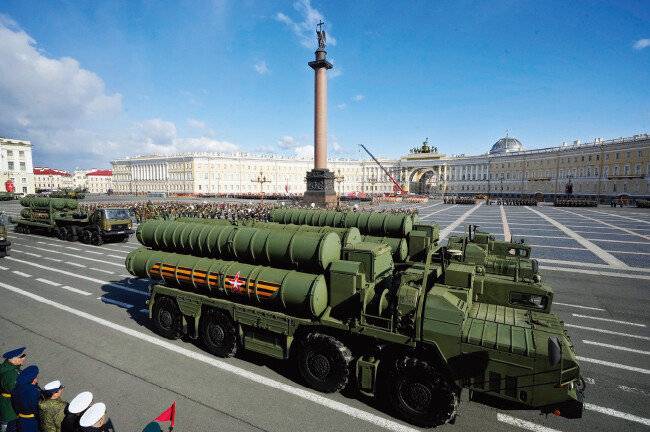 시아의 S-400 지대공미사일 시스템. 최근 러시아의 방공망은 우크라이나의 저속 자폭 드론조차 제대로 잡아내지 못할 정도로 무력화된 것으로 알려졌다. 뉴시스
