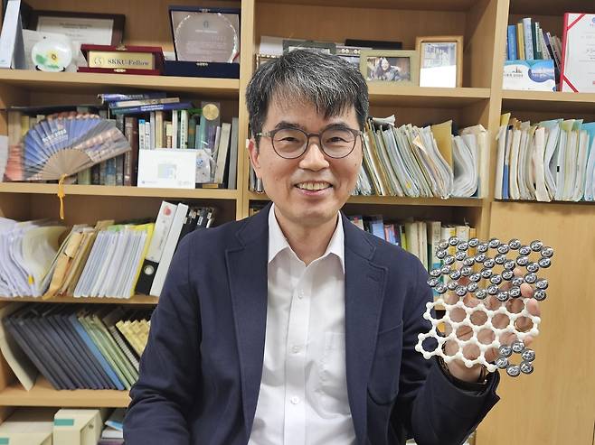 2차원 자성 물질 소개하는 박제근 교수 [촬영 조승한]
