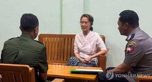 5년 만에 공개된 아웅산 수치 미얀마 국가고문의 모습 미얀마 정부가 지난달 30일(현지시간) 공개한 아웅산 수치 국가고문의 사진. 2021년 2월 군사 쿠데타로 붙잡힌 뒤 5년여 동안 수감 생활을 해온 그의 모습이 공개된 것은 2021년 5월 법정에서 재판받는 사진 이후 거의 5년 만이다. [AFP 연합뉴스 자료사진. 재판매 및 DB 금지]