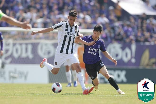 FC서울과 FC안양의 '연고이전 더비' 장면 [한국프로축구연맹 제공. 재판매 및 DB 금지]