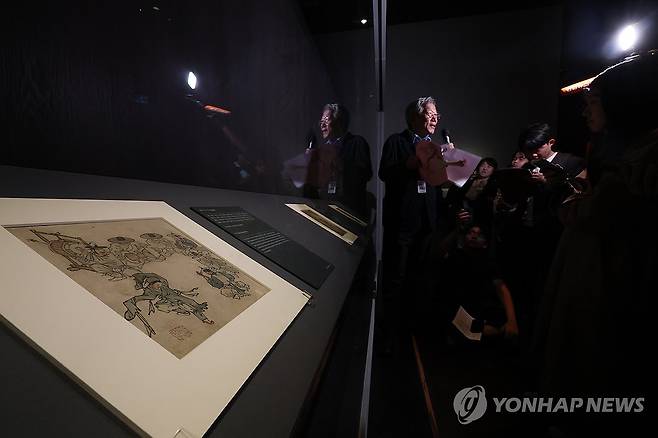 단원 김홍도의 '단원풍속도첩' (서울=연합뉴스) 임화영 기자 = 4일 서울 용산구 국립중앙박물관 상설전시관 서화실에서 열린 '단원 김홍도, 시대를 그리다' 전시에 '단원풍속도첩'의 화첩들이 전시돼 있다. 2026.5.4 hwayoung7@yna.co.kr