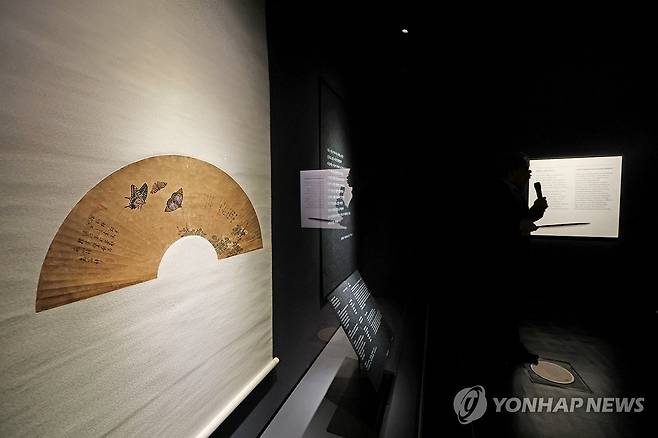 단원 김홍도의 '나비' (서울=연합뉴스) 임화영 기자 = 4일 서울 용산구 국립중앙박물관 상설전시관 서화실에서 열린 '단원 김홍도, 시대를 그리다' 전시에 '나비'가 전시돼 있다. 2026.5.4 hwayoung7@yna.co.kr