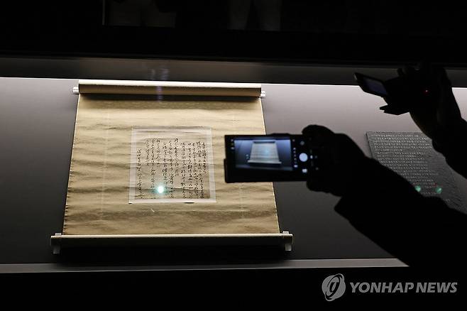 이순신 장군의 자필 편지 (서울=연합뉴스) 임화영 기자 = 4일 서울 용산구 국립중앙박물관 상설전시관 서화실에 노량해전을 4개월 앞둔 1598년 7월 8일 이순신 장군이 직접 작성한 편지가 전시돼 있다. 2026.5.4 hwayoung7@yna.co.kr