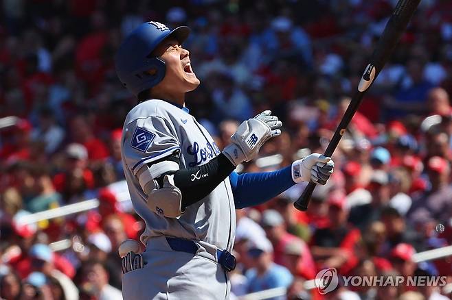 투수의 공에 맞아 괴로워하는 오타니  [게티이미지/AFP=연합뉴스]