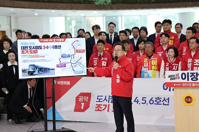 이장우, 대전시장 출마 공식화 (대전=연합뉴스) 6·3 지방선거에서 재선에 도전하는 이장우 전 대전시장이 4일 대전시의회에서 기자회견을 열고 출마를 공식화 하고 있다. 2026.5.4 [이장우 캠프 제공. 재판매 및 DB 금지]