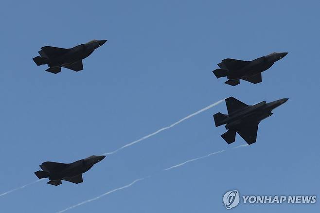 이스라엘군 F-35 (예루살렘 EPA=연합뉴스) 2026년 4월 21일 촬영된 이스라엘군 F-35의 비행 모습. (EPA/ABIR SULTAN) 2026.5.4.