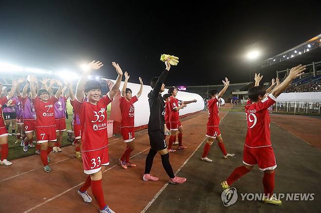 내고향축구단, 북한 선수단으로는 8년 만에 한국 방문 (서울=연합뉴스) 북한의 내고향여자축구단이 아시아축구연맹(AFC) 여자 챔피언스리그(AWCL) 출전을 위해 한국을 방문한다. 
    대한축구협회는 2025-2026 AWCL 4강전에서 수원FC 위민을 상대하는 내고향의 방한이 확정됐다고 4일 밝혔다.
    북한 선수가 한국에서 열린 스포츠 대회에 출전한 건 2018년 12월 인천에서 열린 국제탁구연맹(ITTF) 월드투어 그랜드파이널스가 마지막이다. 
    사진은 지난 2025년 11월 15일 미얀마 양곤에서 AWCL ISPE(미얀마)와의 경기를 마친 뒤 팬들에게 인사하는 북한 내고향여자축구단. 2026.5.4 [EPA·연합뉴스 자료사진] photo@yna.co.kr