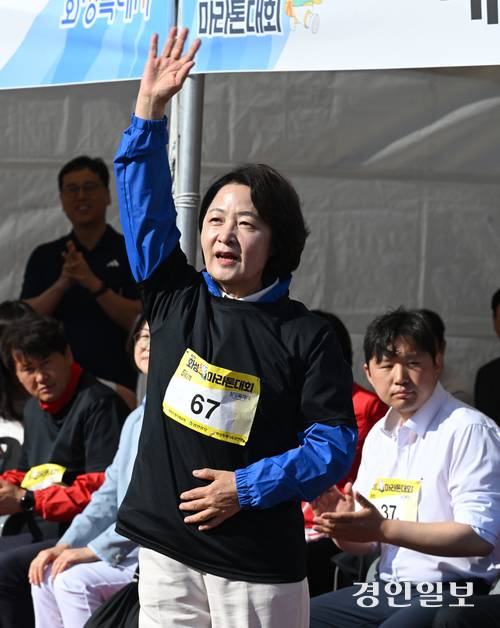 추미애 더불어민주당 경기도지사 후보가 5일 화성시 종합경기타운 일원에서 열린 제27회 화성 효 마라톤대회에 참석해 시민들에게 인사하고 있다. 2026.5.5 /최은성기자 ces7198@kyeongin.com