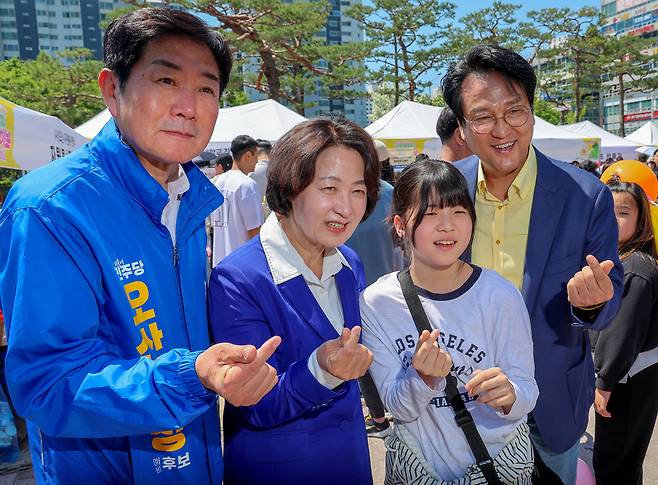 ▲ 추미애 더불어민주당 경기지사 후보가 5일 오전 오산시 오산시청 광장에서 열린 '어린이날 축제 한마당'에서 어린이들과 사진을 찍고 있다. /전광현 기자 maggie@incheonilbo.com