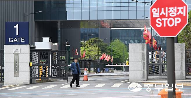 지난 3일 총파업 사흘째를 맞은 삼성바이오로직스 공장(인천 연수구 소재) 앞을 한 직원이 지나가고 있다. 정선식 기자