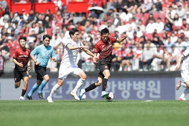 5일 부천종합운동장에서 열린 하나은행 K리그1 12라운드 경기서 부천 김종우(사진 오른쪽)와 제주SK 장민규가 볼다툼을 하고 있다. 사진=한국프로축구연맹