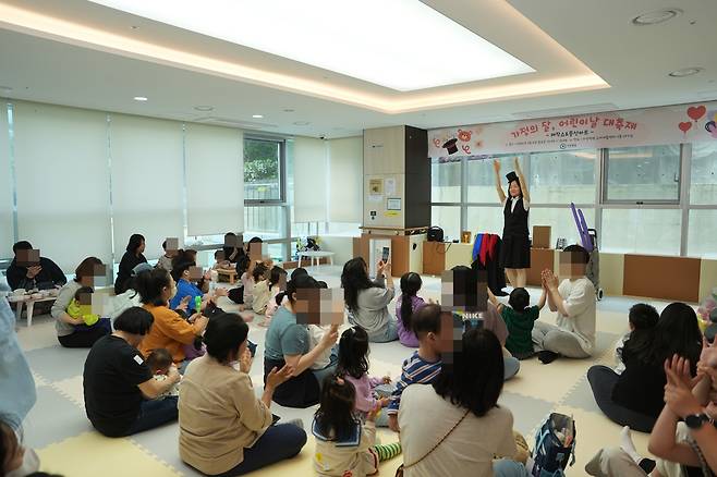 서송병원이 4일 진행한 마술쇼 등 깜쩍 이벤트를 소아환자와 보호자 등이 관람하고 있다.