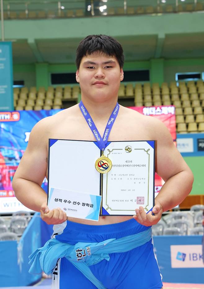 5일 경남 창원시 마산실내체육관에서 열린 제23회 학산김성률장사배 전국장사씨름대회 고등부 개인전 장사급(135㎏급)에서 우승을 차지한 정선우(용인고)가 기념사진을 찍고 있다.