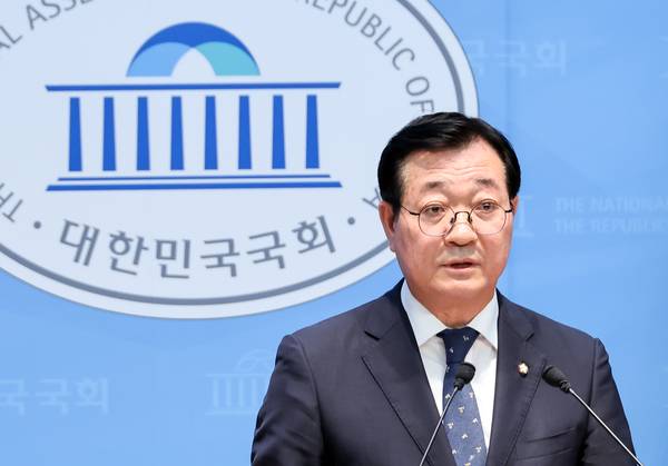 더불어민주당 민홍철 의원이 4일 국회 소통관에서 국회부의장 출마 기자회견을 하고 있다. /연합뉴스