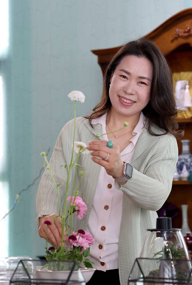 윤정미 플로리스트가 포항시 북구 양덕동 자신의 작업장에서 카네이션과 소국, 디디스커스를 활용해 어버이날에 맞춘 꽃꽃이를 선보이고 있다. /이용선기자 photokid@kbmaeil.com
